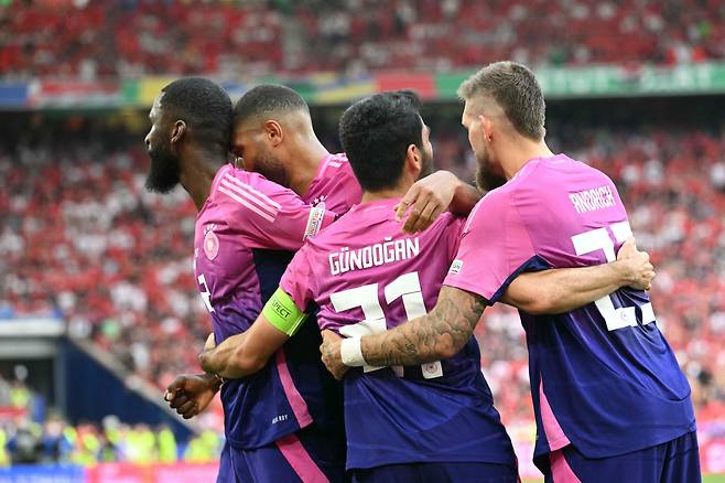 '개최국' 독일이 2연승에 성공하며 가장 먼저 16강에 선착했다. 율리안 나겔스만 감독이 이끄는 독일은 20일(한국시각) 독일 슈투트가르트의 슈투트가르트 아레나에서 열린 헝가리와의 유로2024 조별리그 A조 2차전에서 자말 무시알라와 일카이 귄도안의 연속골을 앞세워 2대0 승리를 거뒀다. 2연승에 성공한 독일은 승점 6을 확보하며 남은 스위스와의 최종전 결과와 상관없이 16강 진출을 확정지었다. 이번 대회에서 가장 먼저 16강행을 확정지었다. 헝가리는 2연패로 최하위에 머물렀다. 다만 최종전 결과에 따라 16강행 가능성도 남아 있다. 유로 2024는 A~F조에서 각 조 1, 2위를 차지한 12개 팀과 각 조 3위 가운데 성적이 좋은 4개 팀이 16강에 진출한다.

<저작권자(c) 연합뉴스, 무단 전재-재배포, AI 학습 및 활용 금지>