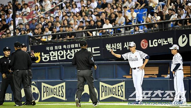 18일 잠실야구장에서 열린 NC와 두산의 경기, 7회초 무사 1루 NC 김형준의 내야땅볼때 1루주자 김휘집이 2루에서 세이프 판정이 나오자 두산 이승엽 감독이 그라운드로 나와 어필하고 있다. 잠실=허상욱 기자wook@sportschosun.com/2024.06.18/