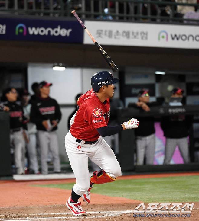 11일 부산 사직구장에서 열린 롯데 자이언츠와 LG 트윈스의 경기. 8회말 1사 1,3루 롯데 전준우가 적시타를 날리고 있다. 부산=박재만 기자 pjm@sportschosun.com/2024.05.11/