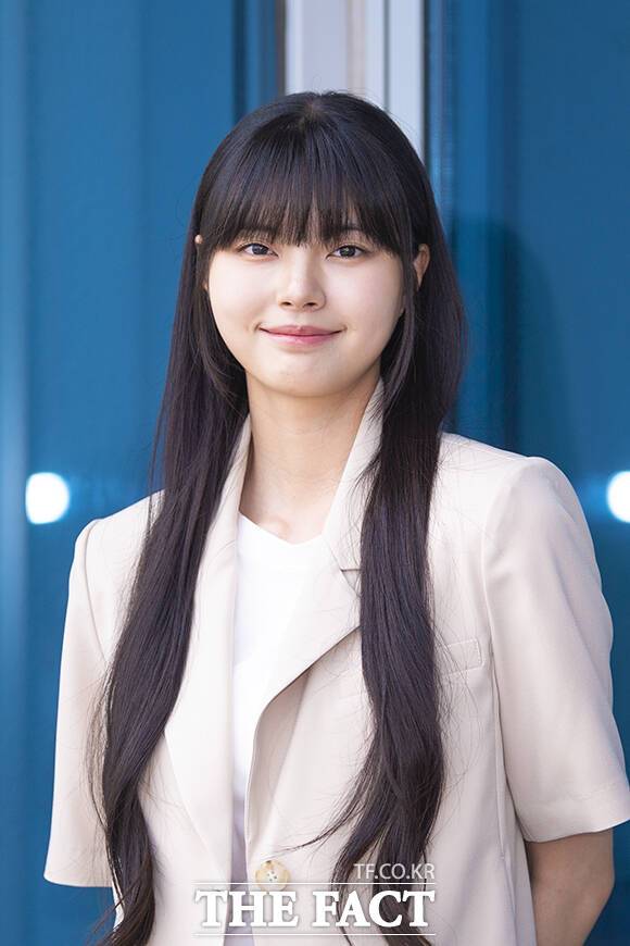 배우 홍예지가 최근 서울 마포구 상암동 <더팩트> 사옥에서 MBN 주말 미니시리즈 '세자가 사라졌다' 종영 인터뷰를 진행했다. 사진은 인터뷰에 앞서 포즈를 취하고 있는 홍예지의 모습. /서예원 기자