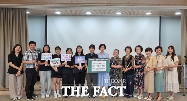 전남 담양군여성단체협의회(회장 김미례)는 지난 19일 '제23회 담양대나무축제 기간' 중 먹을거리 판매 등으로 얻은 수익금 수백 만 원을 담빛청소년문화의집에 전달했다./담양군