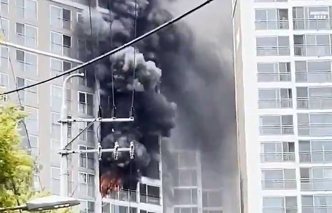 20일 서울 강남구 역삼동 아이파크 아파트에 화재가 발생하여 근처 초등학교 학생들이 대피했다. /독자제공