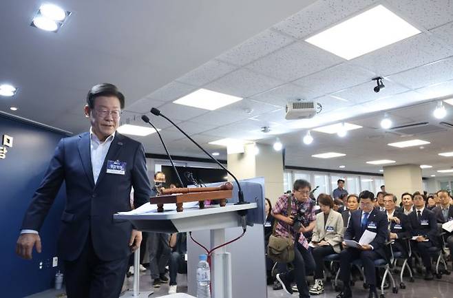 이재명 더불어민주당 대표가 17일 여의도 중앙당사에서 열린 중앙위원회의에서 인사말을 하기 위해 발언대로 향하고 있다. ⓒ연합뉴스