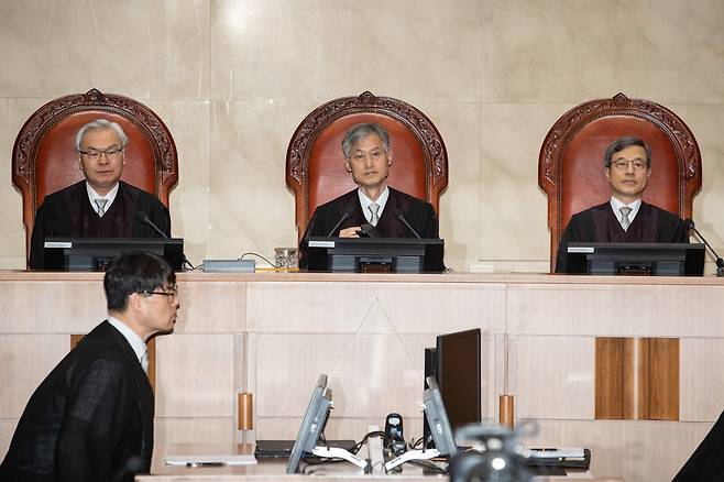 조희대 대법원장을 비롯한 대법관들이 20일 서울 서초구 대법원에서 전원합의체 판결 선고를 하기 위해 자리하고 있다. 2024.6.20/뉴스1