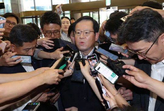 조병규 우리은행장이 지난 19일 금융당국과의 간담회에 참석하기 전 기자들과 만나 발언하고 있다. [연합뉴스 제공]