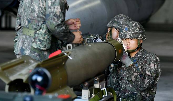 한미 연합공중훈련 중 F-16 GBU-12 무장장착. 20일 우리 공군의 KF-16 전투기가 美 AC-130J와 실무장 사격훈련을 앞두고 (K)F-16 전투기에 GBU-12 정밀유도폭탄을 장착하고 있는 모습. 사진=공군 제공