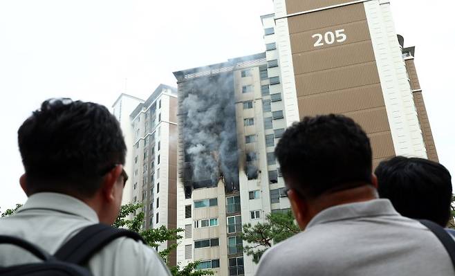 [서울=뉴시스] 전신 기자 = 20일 오후 1시 22분께 서울 강남구 역삼동에 위치한 역삼현대아이파크 아파트에서 화재가 발생, 소방대원들이 진화 작업을 하고 있다. 2024.06.20. photo1006@newsis.com <저작권자ⓒ 공감언론 뉴시스통신사. 무단전재-재배포 금지.> /사진=뉴시스화상