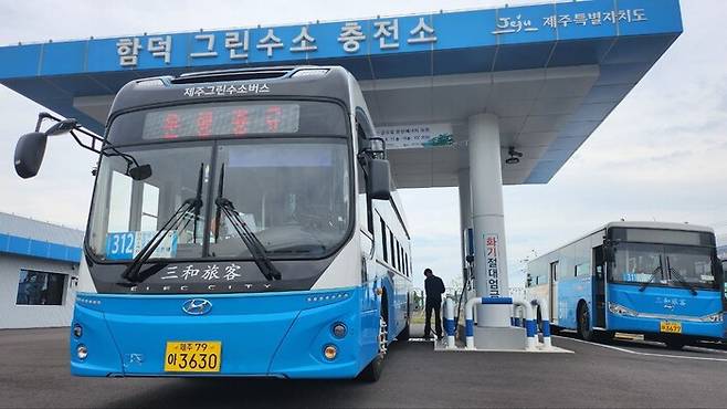 운행을 마친 제주 312번 버스가 제주 함덕 그린수소충전소에서 수소를 충전하고 있다. 약 50kg 수소를 충전하는데 20분 정도가 걸리는데 이는 전기버스와 비교해 절반가량의 충전시간을 단축할 수 있다. 제주/옥기원 기자