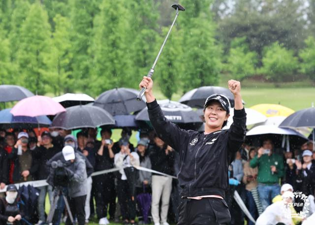 교촌 1991 레이디스 오픈에서 우승한 뒤 기뻐하고 있는 박지영. KLPGA 제공