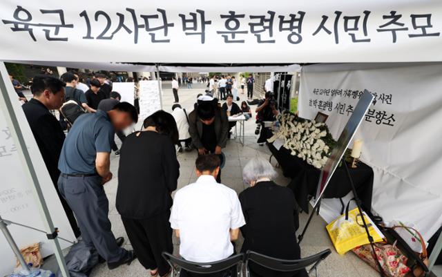 19일 오후 서울 용산역 광장에 마련된 군기훈련을 받다 사망한 육군 12사단 신병교육대 박 훈련병 시민 추모 분향소에서 유가족들이 추모하는 시민들을 맞이하고 있다. 뉴시스
