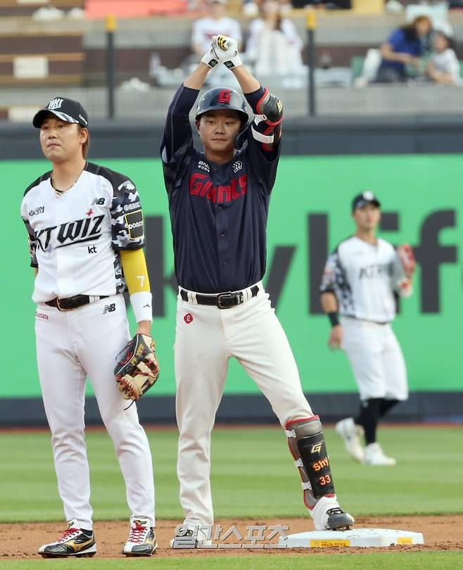 19일 오후 수원 KT위즈파크에서 열린 프로야구 롯데 와 KT 경기. 롯데 손호영이 1회초 1타점 우전안타를 날리고 우익수 실책을 틈타 2루까지 진루한뒤 기뻐하고있다. 수원=정시종 기자 capa@edaily.co.kr /2024.06.19.