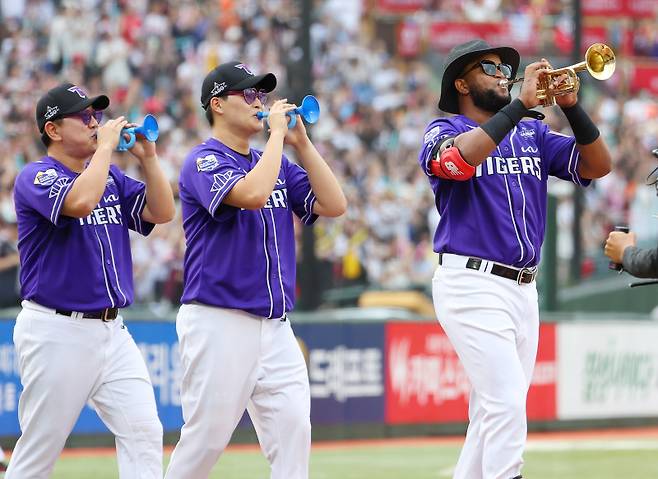 <yonhap photo-2185="">15일 부산 사직야구장에서 열린 프로야구 '2023 신한은행 SOL KBO 올스타전' 드림올스타 대 나눔올스타의 경기 나눔팀 소크라테스가 트럼펫을 불며 타석에 오르고 있다. [연합뉴스]</yonhap>