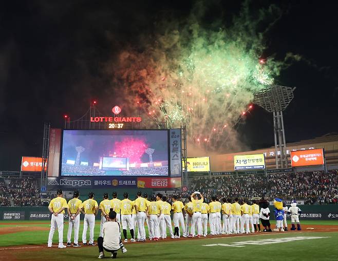 <yonhap photo-2539=""> 2023프로야구 올스타전 불꽃 (부산=연합뉴스) 손형주 기자 = 15일 부산 사직야구장에서 열린 프로야구 '2023 신한은행 SOL KBO 올스타전' 드림올스타 대 나눔올스타의 경기가 끝난 뒤 불꽃이 밤하늘을 수놓고 있다. 2023.7.15 handbrother@yna.co.kr/2023-07-15 21:25:57/ <저작권자 ⓒ 1980-2023 ㈜연합뉴스. 무단 전재 재배포 금지.></yonhap>