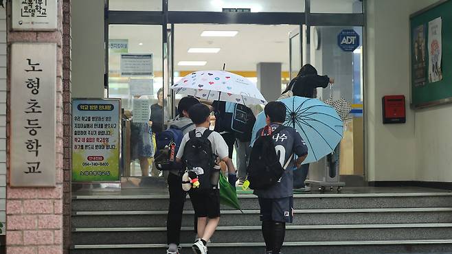 장마가 시작된 20일 오전 제주시 노형초등학교 통학로, 우산을 든 어린이들 [사진제공:연합뉴스]