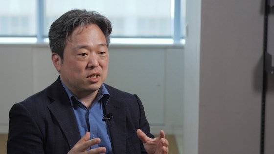 최호진 한양대 신경과 교수가 중앙일보와 인터뷰 하고 있다.