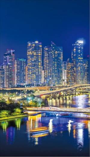 수영강과 해운대 마린시티의 야경. /부산시 제공