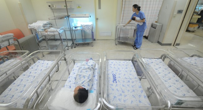 Cradles are empty at a postnatal care center. Photo by Kyunghyang Shinmun