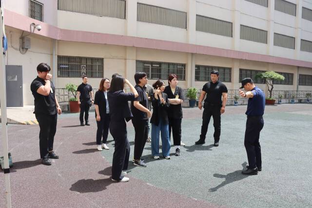 20일 수원구치소 내부 운동장에서 수원구치소에 대해 취재진에게 설명 중인 교도관. 수원구치소 제공