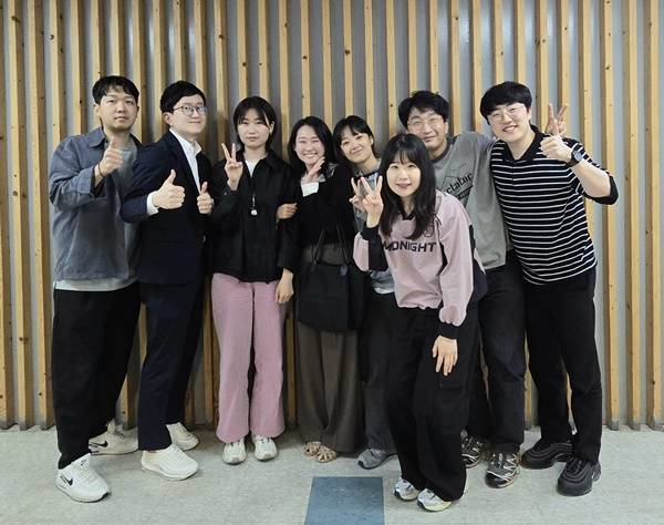 ▲'딥 크리미널' 제작진. 왼쪽부터 김동준 편집기자, 이윤석 기자, 박도원 전 인턴, 이지현 작가, 안다빈 전 인턴, 천세원 디자이너, 김동건 PD, 유요한 기자. ⓒ중앙그룹