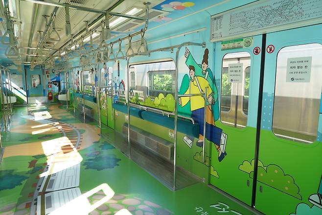 2호선을 제외한 서울지하철 열차에는 설정 온도가 1도 높은 약냉방칸을 운영하고 있다. 사진은 7호선에 도입된 좌석 없는 랩핑열차 모습. [사진 제공=서울시]