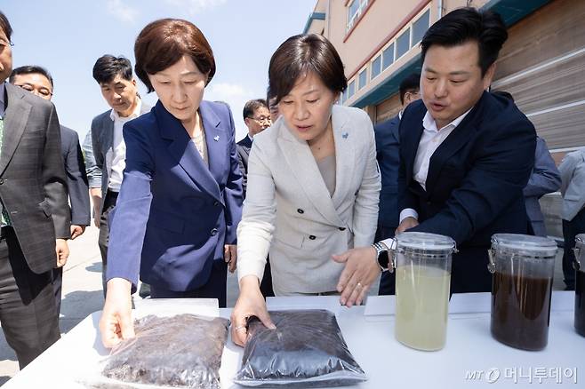 한화진 환경부장관이 31일 충남 논산시 소재 논산계룡축협자연순환농업센터에서 생산시설 시찰을 하고 있다.2024.05.31.  /사진제공=환경부