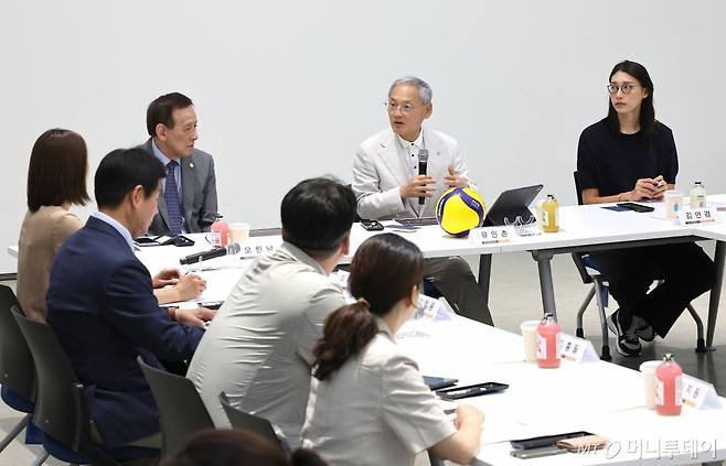 [서울=뉴시스] 김금보 기자 = 유인촌 문화체육관광부 장관이 20일 오전 서울 종로구 국립현대미술관 서울교육동에서 열린 '배구협회 및 여자배구 국가대표 은퇴선수 간담회'에서 발언하고 있다.  간담회에는 오한남 대한배구협회장과 여자배구 국가대표에서 은퇴한 김연경, 이숙자, 한유미, 한송이가 참석해 국가대표 육성체계 강화, 유소년 선수 지원 강화, V리그 활성화 및 중장기 발전 방안 등에 대해 논의했다. 2024.06.20. kgb@newsis.com /사진=김금보