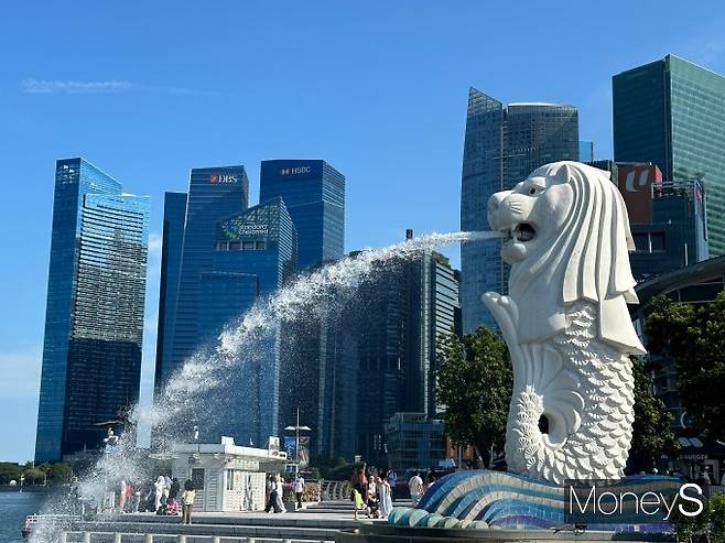 싱가포르 머라이언 파크에 있는 머라이언 동상 뒤로 고층빌딩이 즐비해 있다./사진=이지운 기자