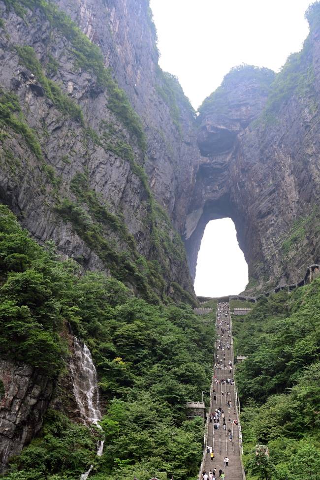 천문산(天門山) 정상 아래에는 거대한 구멍이 있다. 하늘로 이어지는 문을 뜻하는 ‘천문동(天門洞)’이다. 바위를 뚫어 놓은 에스컬레이터로 오를 수 있는데도, 기기묘묘한 천문산의 기운을 느끼기 위해 걸어서 오르내리는 사람이 많다.