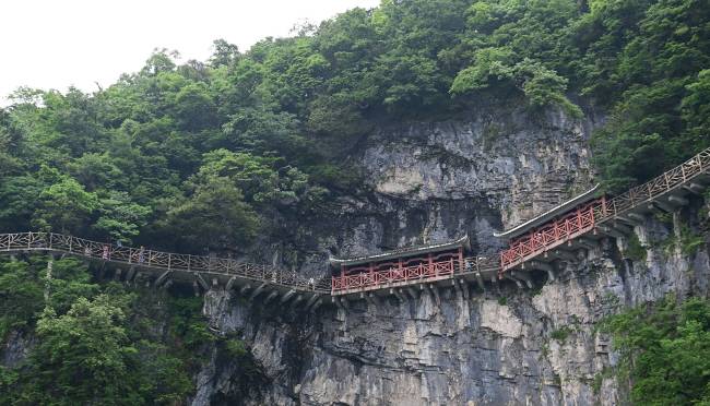 천문산 정상부근 까마득한 벼랑에다 매달듯이 놓은 잔도.