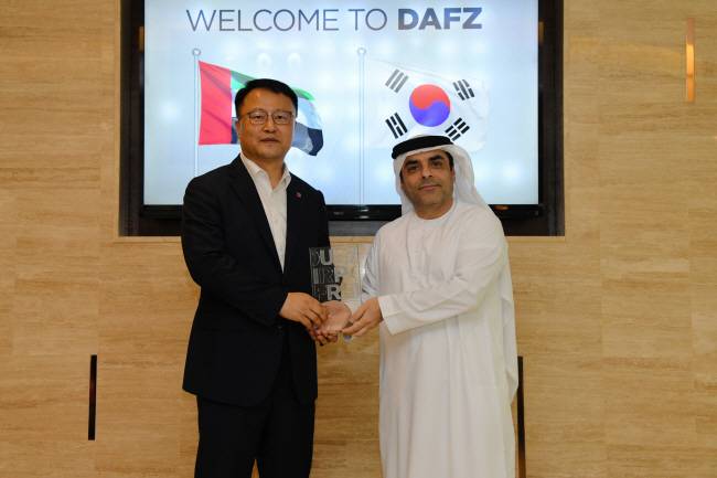 박경은(왼쪽) 부산시 정무특별보좌관과 아리프 압둘 하미드 알 쿠리 DAFZ 고객관리부문 선임 부사장이 기념촬영을 하는 모습. 부산시청 제공