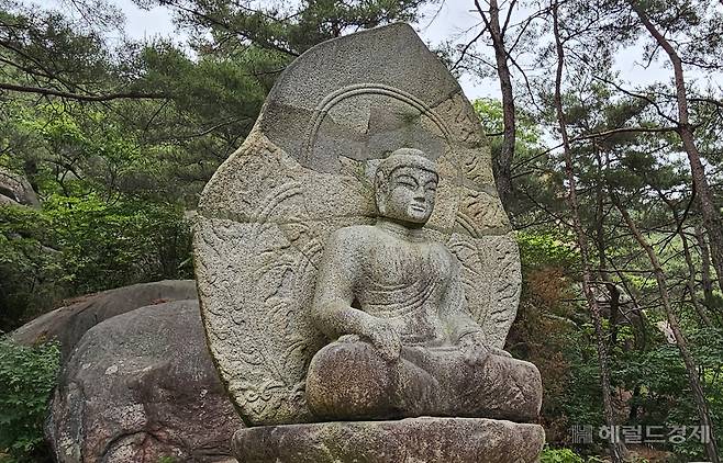 삼릉계곡 석조여래좌상. 머리 부위가 잘리고 훼손되고, 광배도 조각나 있던 것을 수차례 복원을 거쳐 지금의 모습으로 정비했다.