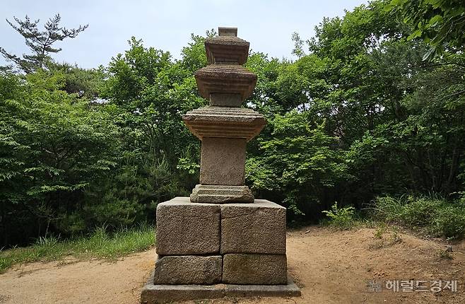 남산 용장계곡 지곡 제3사지 삼층석탑.경주 지역에서만 발견되는 독특한 석탑 형태를 간직하고 있다.