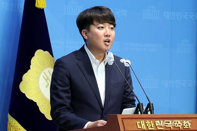 [서울=뉴시스] 조성봉 기자= 이준석 개혁신당 의원이 20일 오후 서울 여의도 국회 소통관에서 열린 1호법안 '공직선거법 개정안' 관련 기자회견에서 발언을 하고 있다. 이 의원은 이날 '선거비 보존 범위 확대', '선거비용 한도 축소' 등을 담은 이른바 정치적 약자를 위한 '반값 선거법'을 발의하겠다고  밝혔다.