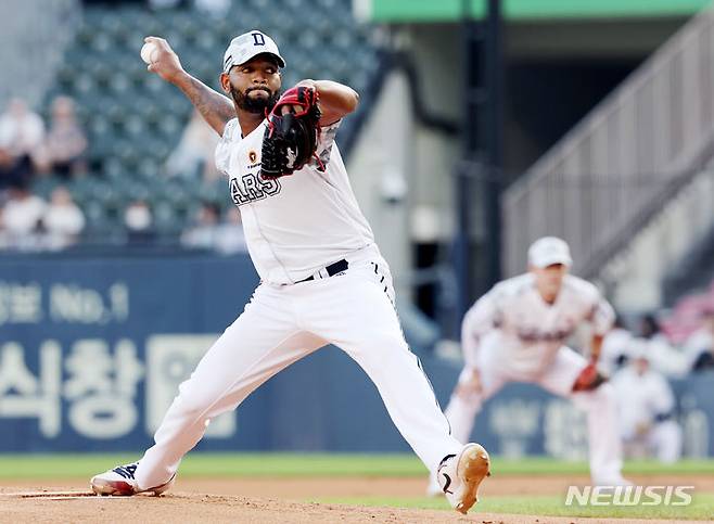 [서울=뉴시스] 김진아 기자 = 20일 서울 송파구 잠실야구장에서 열린 2024 KBO리그 NC 다이노스와 두산 베어스의 경기, 두산 알칸타라가 역투하고 있다. 2024.06.20. bluesoda@newsis.com