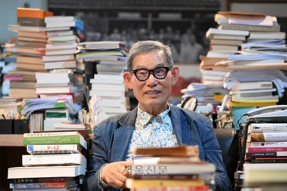 파주 출판단지에 있는 한길사의 꼭대기층 사무실은 김언호 대표가 만든 책의 아성이다. 반세기 동안 만든 책이 3500여종. “정확히 몇 권을 펴냈는지 나도 모른다”며 “이 책 더미에서 내가 만든 책을 다 찾을 수가 없어 서점에서 사와야 한다”고 웃었다. 도준석 전문기자