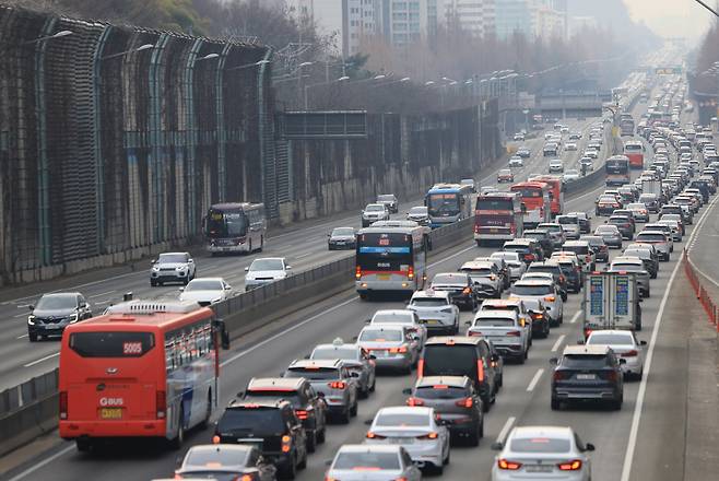 경부고속도로 서울 잠원IC 인근 하행선이 정체를 빚는 모습. ⓒ연합뉴스