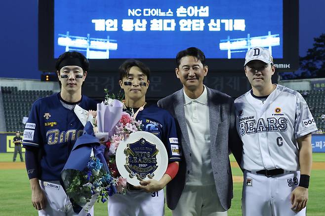 20일 잠실 두산전에서 KBO 개인 최다 안타 신기록을 작성한 손아섭(왼쪽 두 번째)이 박건우, 박용택 해설위원, 양석환(왼쪽부터)과 기념 촬영을 하고 있다. 연합뉴스