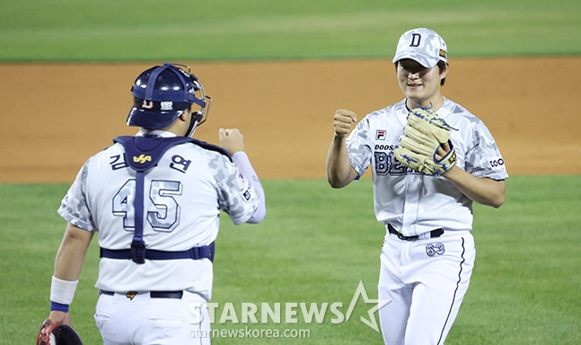 [포토] 김택연 '포수 김기연과 하이파이브'