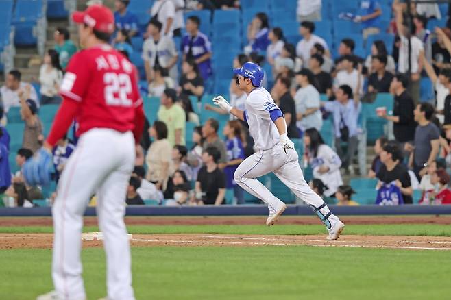 19일 오후 대구삼성라이온즈파크에서 열린 2024 신한 SOL Bank KBO리그 SSG 랜더스와 삼성 라이온즈의 경기, 삼성이 선발투수 원태인의 6이닝 2실점 1자책 호투와 홈런 네 방을 터트린 타선의 활약에 힘입어 SSG를 13-2로 완파하고 3연패에서 탈출했다. 김영웅은 홈런 1개 포함 2안타 3타점으로 팀 승리에 크게 기여했다. 삼성 라이온즈 제공