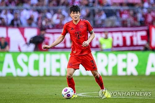 김민재에게 전해졌던 낭보가 하루만에 산산조각 났다. 무산될 줄 알았던 바이에른 뮌헨과 요나단 타(바이엘 레버쿠젠)와의 협상이 아직 끝나지 않은 것으로 알려졌다. 스카이스포츠 독일 소속 기자 플로리안 플레텐베르크는 20일 자신의 소셜네트워크서비스를 통해 요나단 타 영입에 대한 뮌헨과 레버쿠젠의 협상이 정상적으로 진행되고 있다으며 거래는 무산되지 않았다고 전했다.&nbsp;다만 아직도 협상에 어려움을 겪고 있는 건 사실이다. 레버쿠젠은 여전히 너무 많은 금액을 요구하고 있으며 알려진대로 4000만 유로를 원하고 있다. 연합뉴스