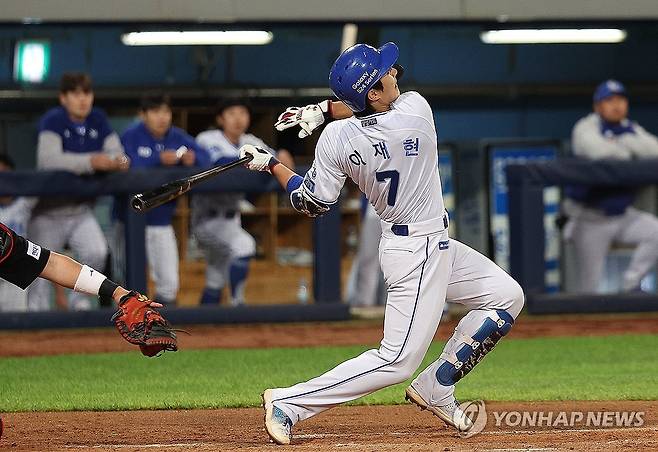 이재현, 달아나는 솔로 홈런 (대구=연합뉴스) 윤관식 기자 = 8일 오후 대구 삼성라이온즈파크에서 열린 2024 프로야구 KIA 타이거즈와 삼성 라이온즈의 경기. 7회말 2사 주자 없는 상황에서 삼성 이재현이 1점 홈런을 치고 있다. 2024.5.8 psik@yna.co.kr