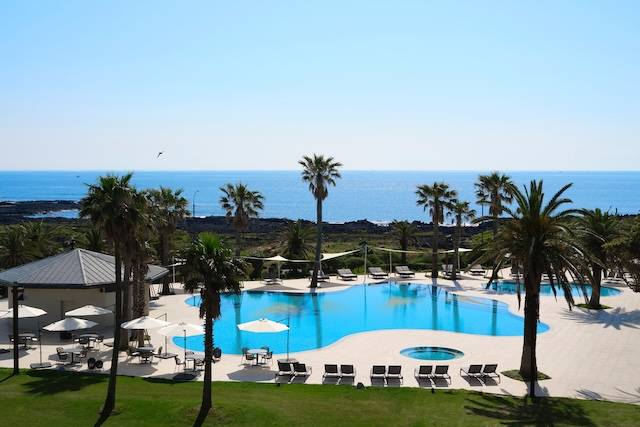 해비치 리조트 제주의 야외 수영장. / 사진=해비치 호텔앤드리조트