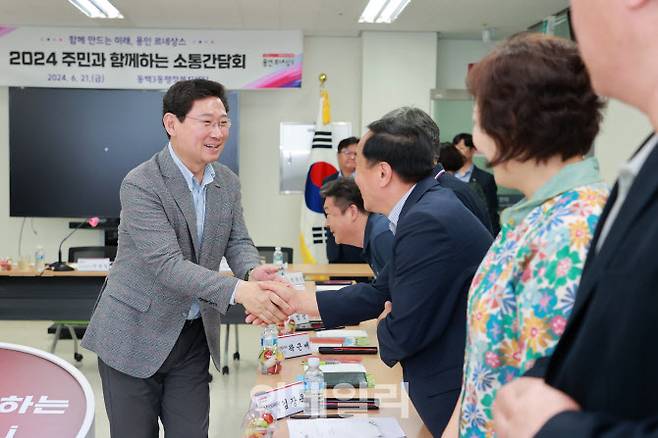 이상일 용인특례시장이 21일 동백3동에서 열린 소통간담회에서 주민들과 인사를 나누고 있다.(사진=용인시)