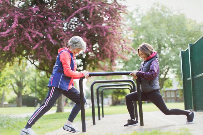 걷기와 근력 운동, 명상 등을 건강한 습관을 꾸준히 지속해야 활기찬 노년을 보낼 수 있다. [사진=클립아트코리아]