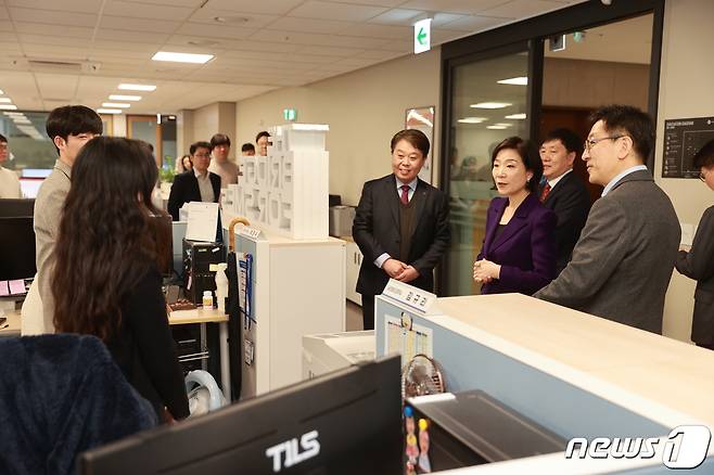 오영주 중소벤처기업부 장관이 세종 중소기업기술정보진흥원을 방문, 직원들을 격려하고 있다. (중소벤처기업부 제공) 2024.4.3/뉴스1