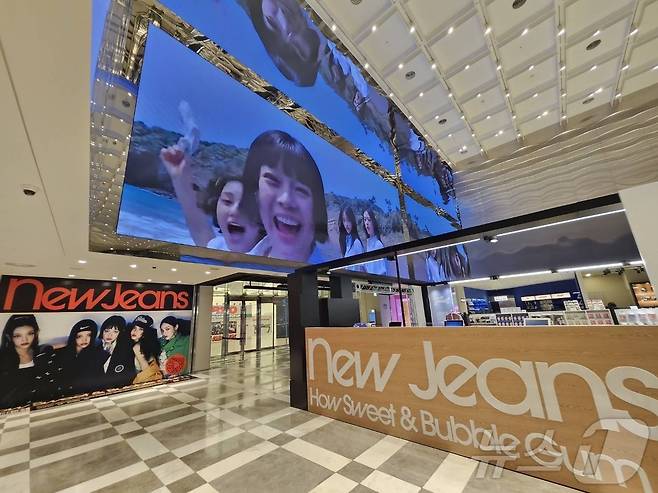 신세계백화점 센텀시티는 21일부터 7월 10일까지 지하 2층 하이퍼그라운드에서  뉴진스(NewJeans)의 더블 싱글 'How Sweet' 콘셉트의 'PLAY LINE FRIENDS with NewJeans' 팝업스토어를 선보인다.(신세계 센텀시티 제공)
