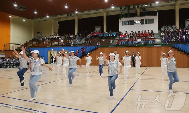 21일 밀양시 문화체육회관에서 열린 제10회 밀양시 실버건강체조 경연대회 장면.(밀양시 제공)