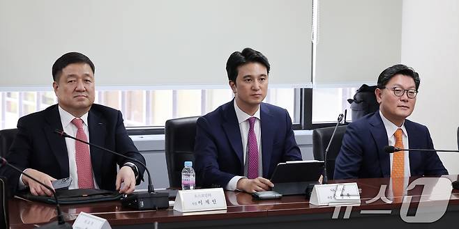 이계인 포스코인터내셔널 사장(왼쪽부터), 추형욱 SK E&S 사장, 김성원 GS에너지 부사장이 21일 서울 종로구 석탄회관에서 열린 동해 심해 가스전 개발 전략회의에 자리하고 있다. 2024.6.21/뉴스1 ⓒ News1 김성진 기자