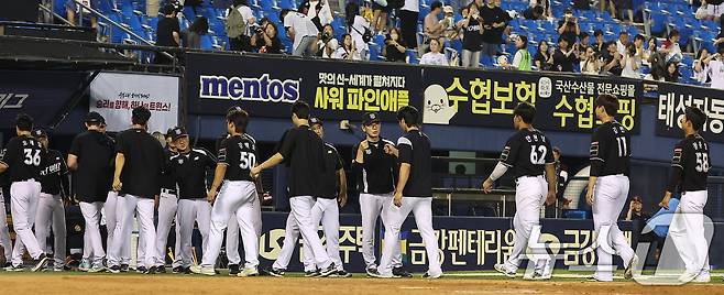 21일 오후 서울 송파구 잠실야구장에서 열린 프로야구 '2024 신한 SOL 뱅크 KBO리그' kt 위즈와 LG 트윈스의 경기, 접전 끝에 3대2 승리를 거둔 kt 이강철 감독을 비롯한 코칭스테프들이 선수들과 기쁨을 나누고 있다. 2024.6.21/뉴스1 ⓒ News1 김진환 기자