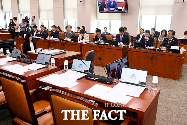 국회 법제사법위원회 전체회의가 14일 오전 서울 여의도 국회에서 열린 가운데 국민의힘 의원들의 좌석이 비어있다. 반면 더불어민주당 법사위 소속 의원들은 전원 참석했다. /배정한 기자